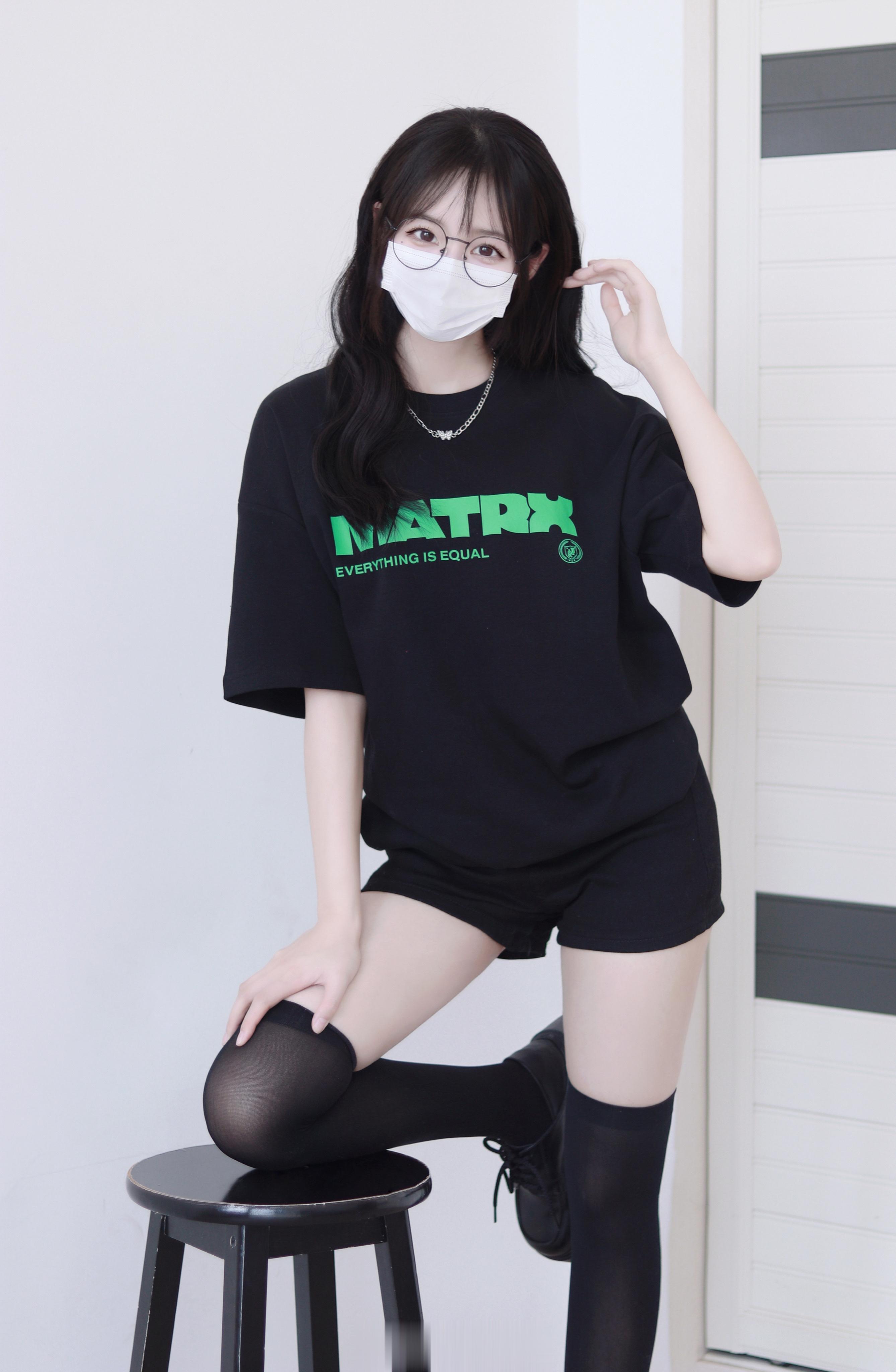 黑T配过膝 越看越好看 ​​​