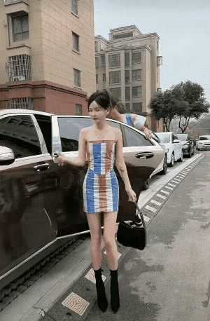 蛇皮袋子做服装
节约钱财还清凉
自己裁缝自己做
肥瘦合体又时尚

（网图侵删）#
