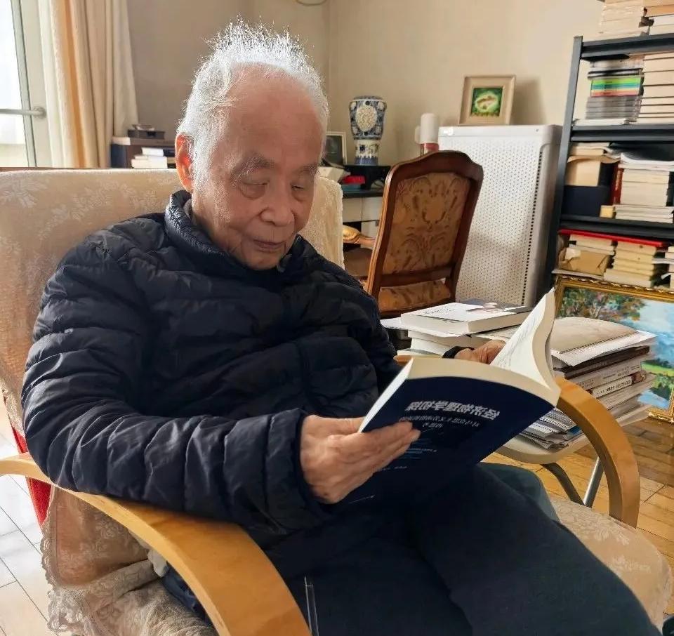何祚庥为什么能成为跨界大咖？何祚庥上大学第一个专业是化学，后来看到核弹的威力，转