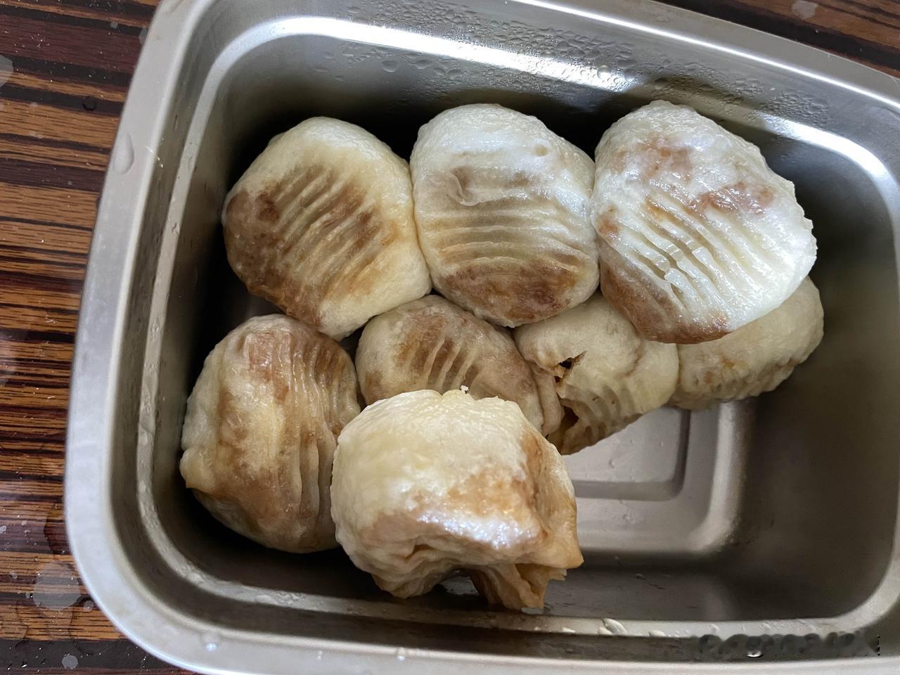 老伴问我今天吃什么？他说想吃社区食堂蒸的小笼包了。这个建议真不错，他这么一说把我