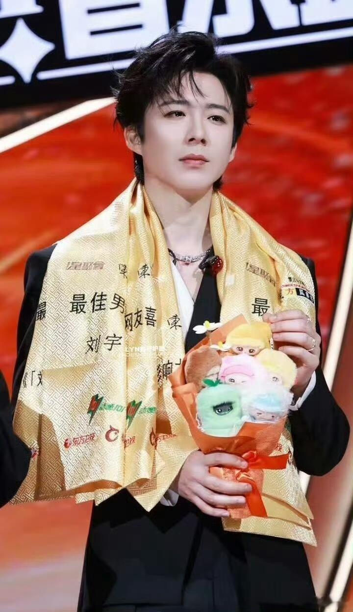 摩登兄弟刘宇宁 写尽千山落笔是你，望尽星辰美丽是你，书尽泛黄扉页是你，千山万水归