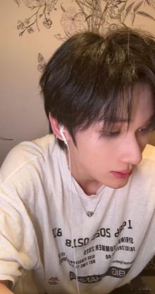 余宇涵突袭直播 蹲到余宇涵突袭直播的我，现在嘴角还没下来过，鲜活又真实，这才是爱