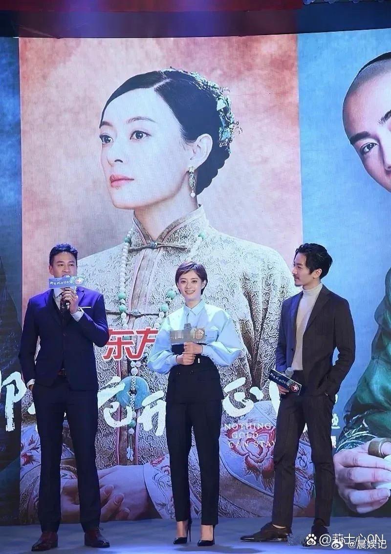 何润东身高惊人，身材比例完美，肩宽出众，穿西装超帅 