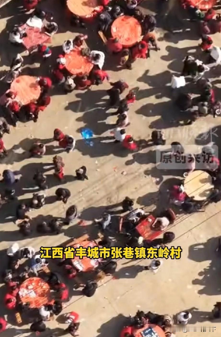 江西省丰城市杀猪宴现场出现不文明现象，实在有点不应该
临近年底，中国民间有杀猪过