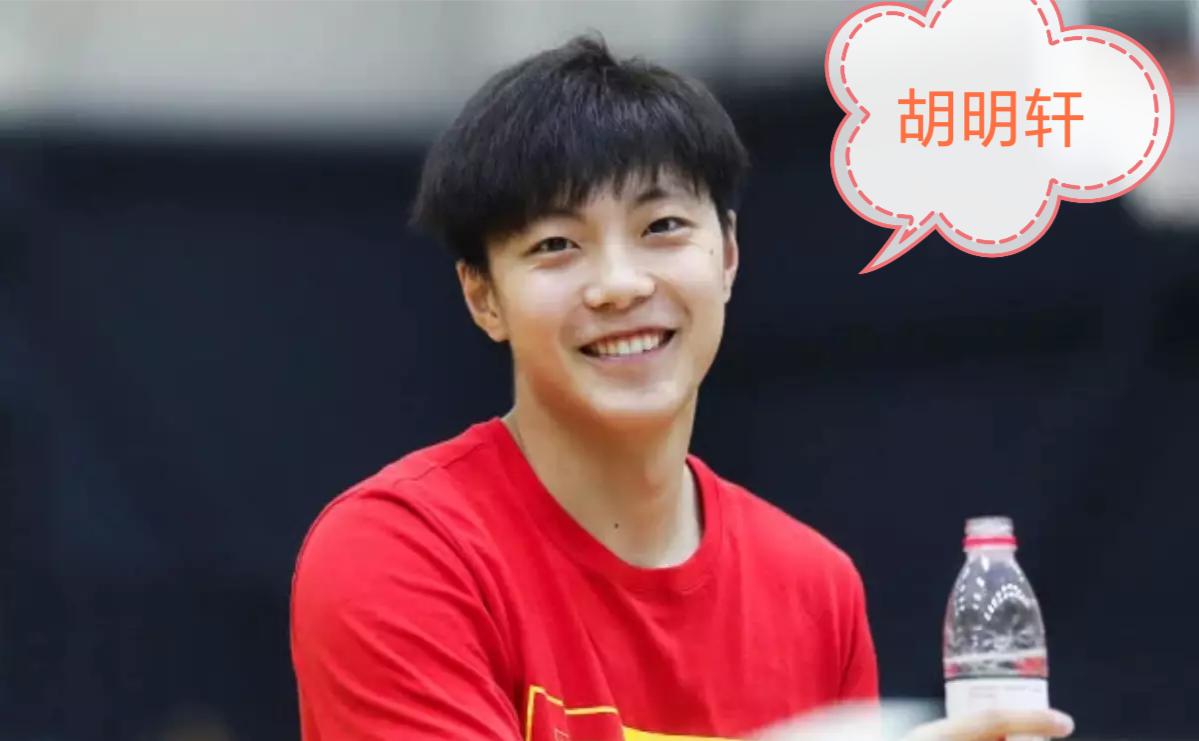 胡明轩：蓄力前行！带伤作战铸就男篮新动力，内外连线点亮赛场！
        在