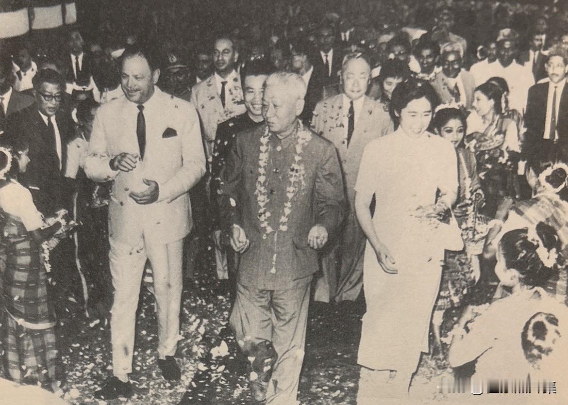 1966年3月，刘少奇、王光美、陈毅等访问巴基斯坦，受到阿尤布•汗总统的热情迎接
