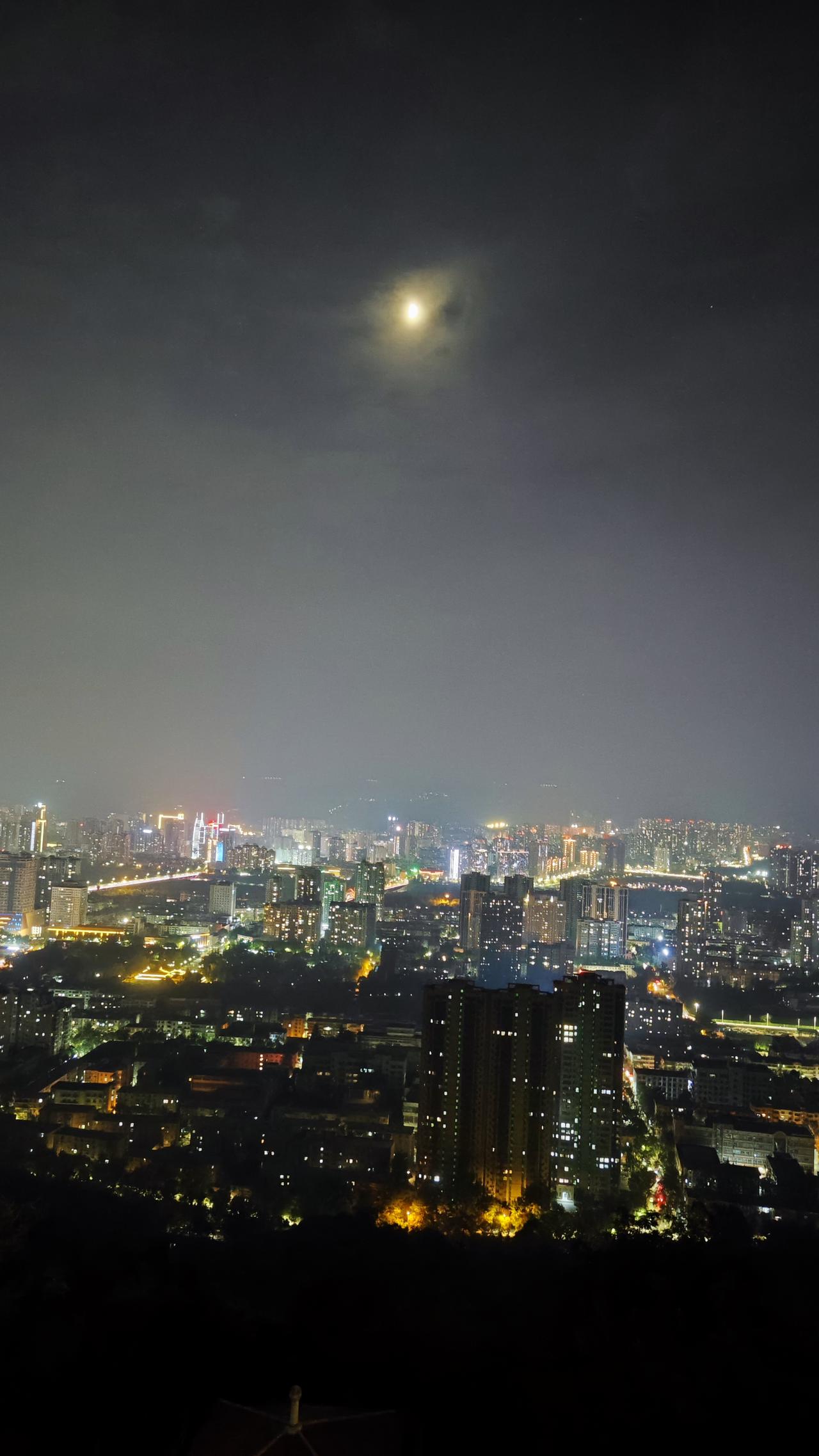北坡观景台下市区夜景