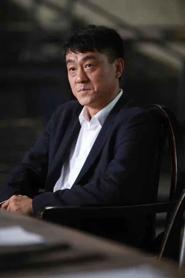 当年，何冰选择报考中央戏剧学院，因为他的高中老师对他说，你长相比较普通，但很有表