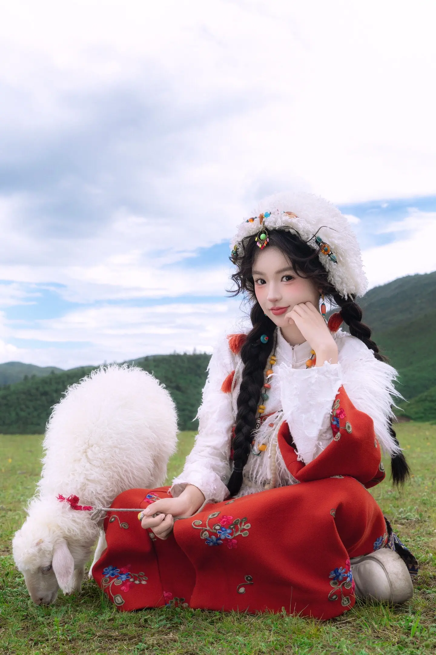 答应我！一定要去一次香格里拉。拍一组超有氛围的抱小羊藏服写真！