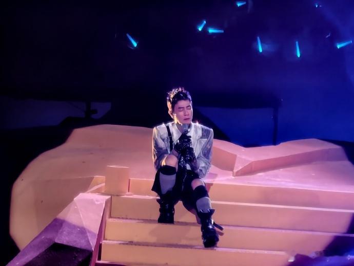 陈小春边哭边改陈小春BIGMAN人一个巡演一场巡演最动人的从不是高音热舞，是陈小