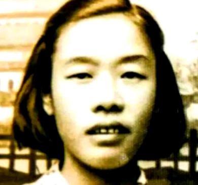 1949年，渣滓洞大屠杀之际，盛国玉于枪响前倒地装死，不多时，特务进来补枪，竟用