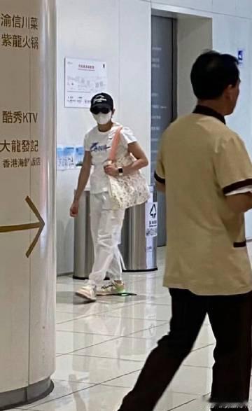 #全红婵出街全副武装#全红婵出街全身上下包裹得严严实实的，是不是被前几天接机的阵