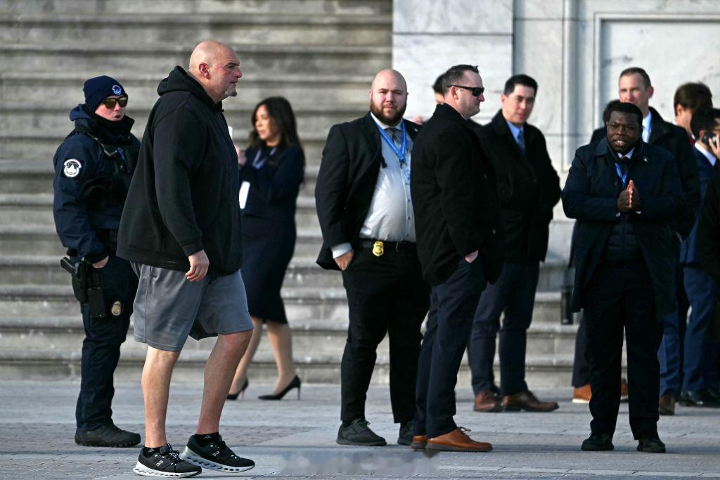 John Fetterman今日穿搭。(今天华盛顿 -11到-3摄氏度) 