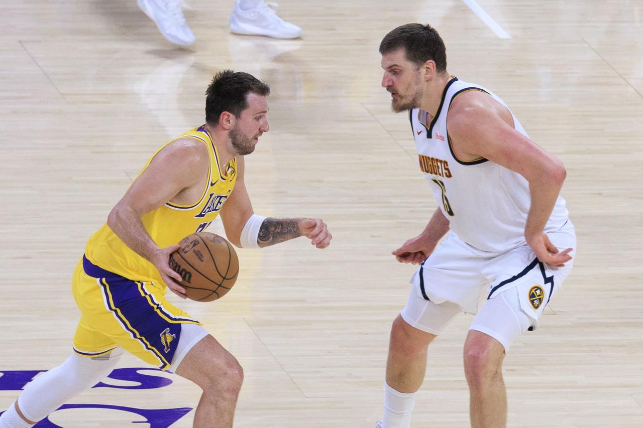 里弗斯神奇救主，东契奇压哨绝杀，湖人127-125加时险胜掘金！

1、比赛真是