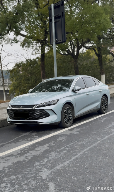 趁附近大学樱花盛开去散步，无意间发现超有意思的现象：校园停车场里迪子能见度绝了，