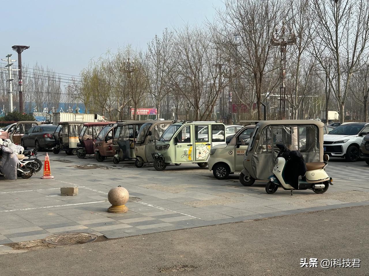 开三轮车的人越来越多了，几千块钱就能买一辆，城区代步方便，接送孩子好停车。。。就