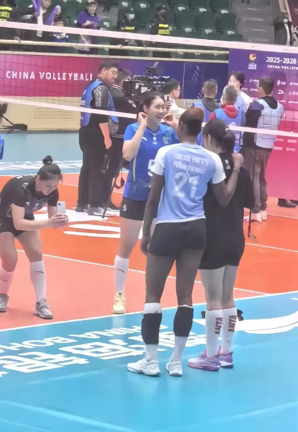 天津3：0福建，黄凤高家源都没上，现场却坐着一排功勋老前辈。
 
网友辣评：沈泽