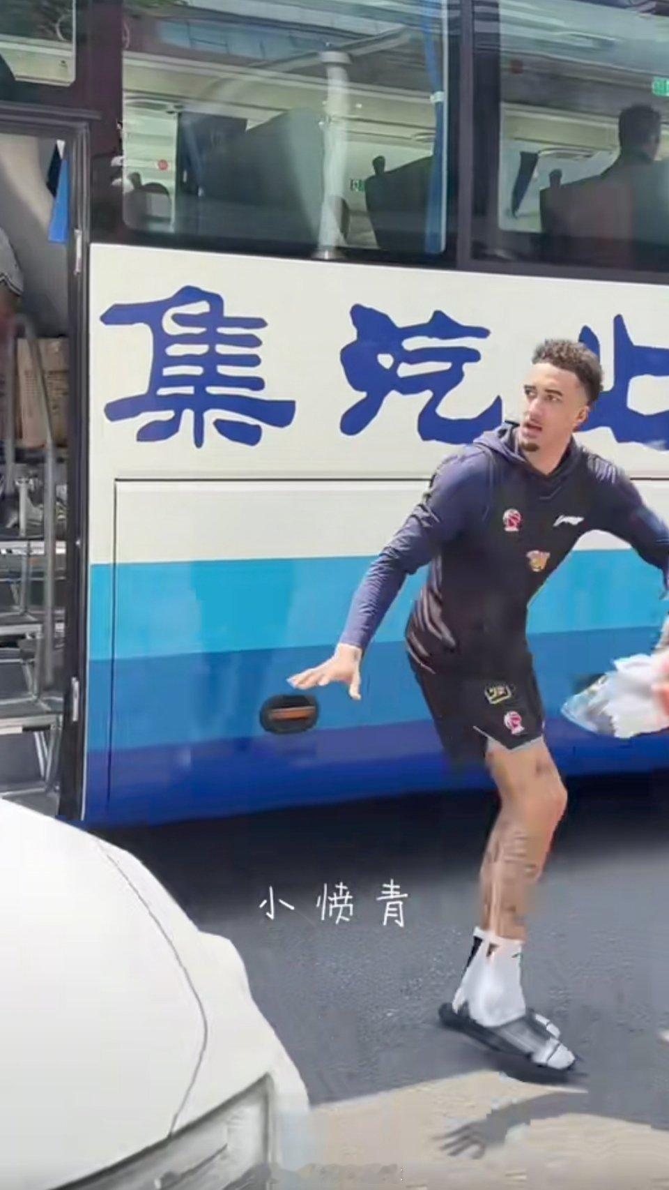 这俱乐部司机咋停的车？驾照是买来的吧？就算拉的是“敌方”，人身安全就不用顾是吧？