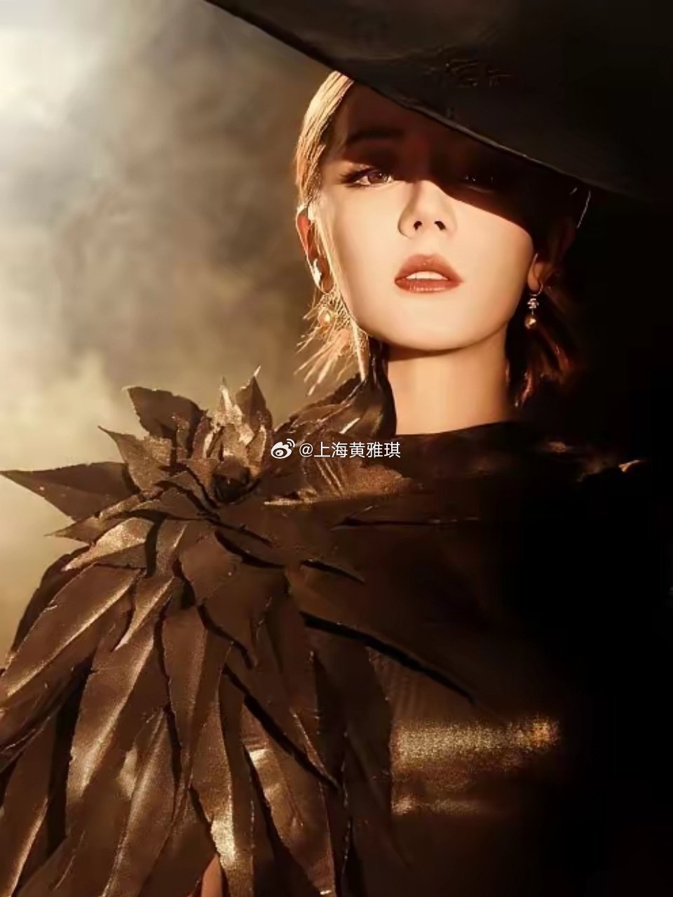 《功夫女足》美女大揭秘核心主演1. 张小斐（队长双双）：饰演门将，张小斐实在是不