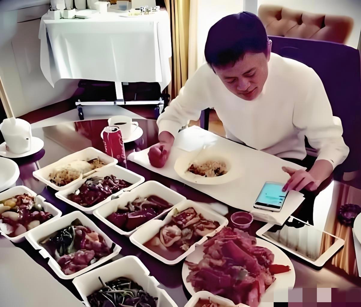 马老板，年轻时也太高调了，一顿饭点这么多菜，吃得完吗？

炫富的情分据多吧，[呲