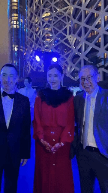 现在地位多高的大佬和张柏芝合影也得是一脸谄媚的笑容！难得看到英皇老大杨受成这标准