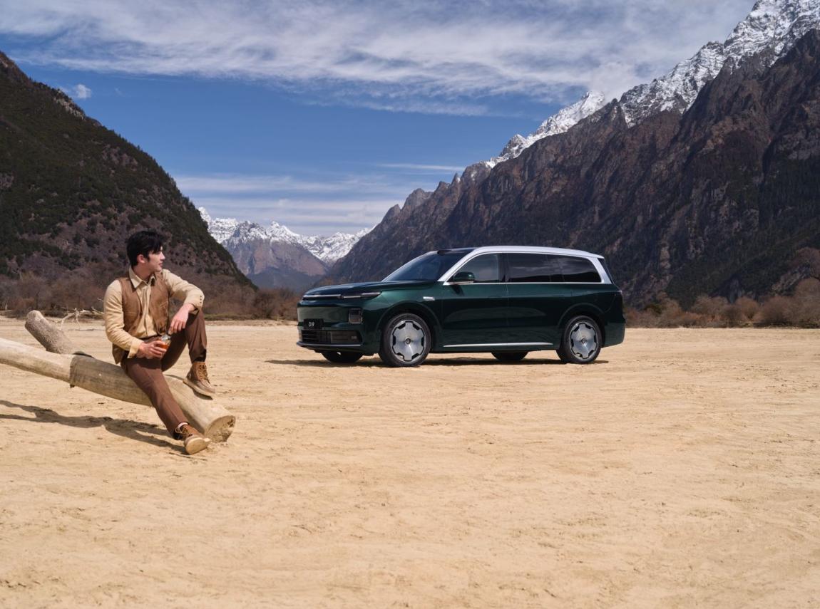 都是30万级旗舰SUV，辅助驾驶算力差5倍怎么选？
最近后台很多朋友问零跑D19
