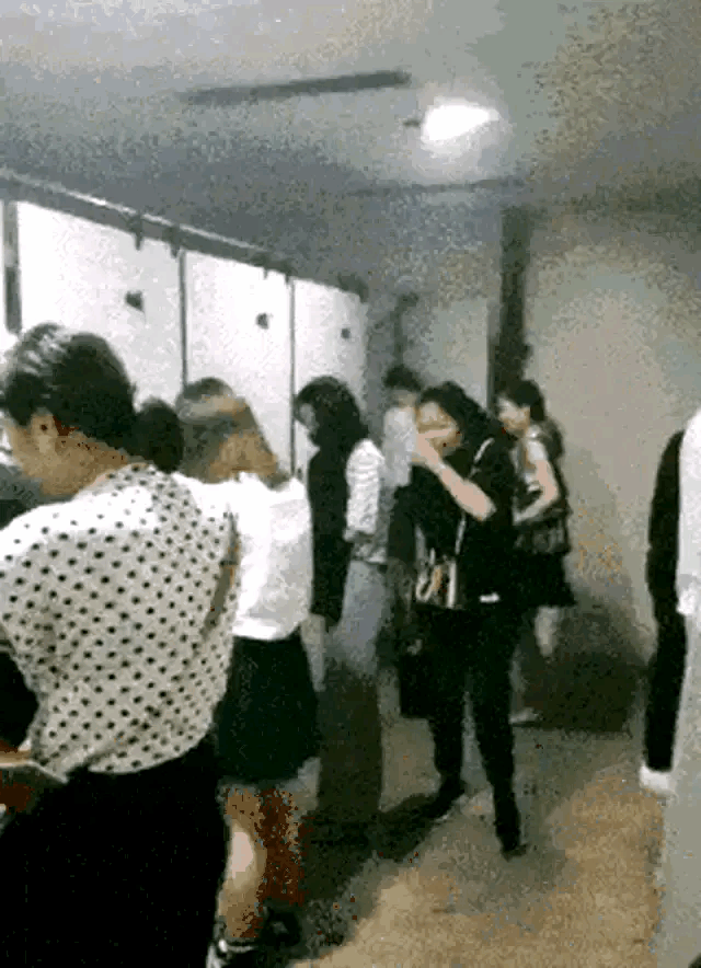 大量女生占用男厕所 女厕排长队女生占男厕被骂没素质？这锅，女人不背！
 
逛商场