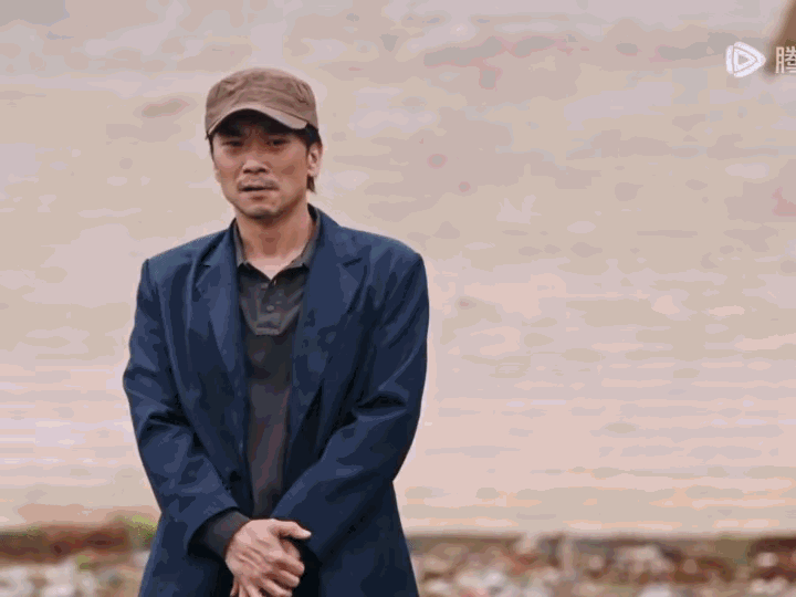 《利剑玫瑰》青皮在码头等着接他离开的船只时常锐冲过来大喊一声“王广青”把人摁进了
