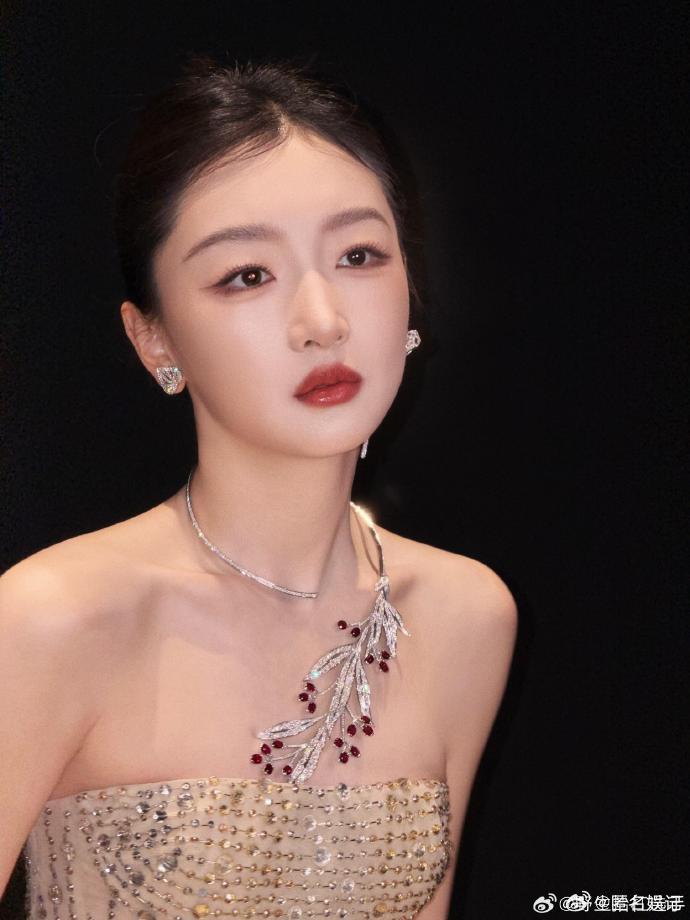 顶光下的周冬雨真的看呆了！顶光这种最难扛的光线，周冬雨轻松 hold 住，美得自