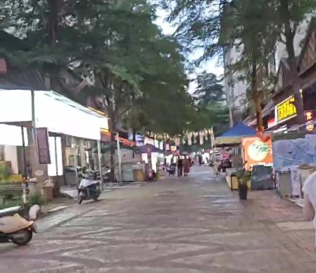 晚上就我跟战友老猫一人喝了半斤酒，喝完了才七点多钟，版纳天还没有黑呢。
我说下楼