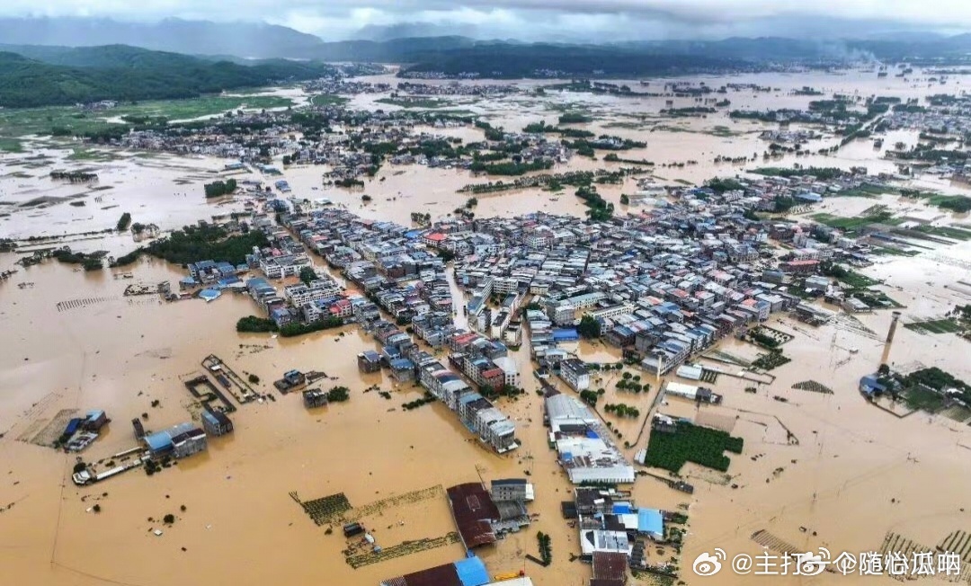 广西暴雨当地村民发声看到被洪水围困的村民，心里真的揪得紧，愿都平安！！ 
