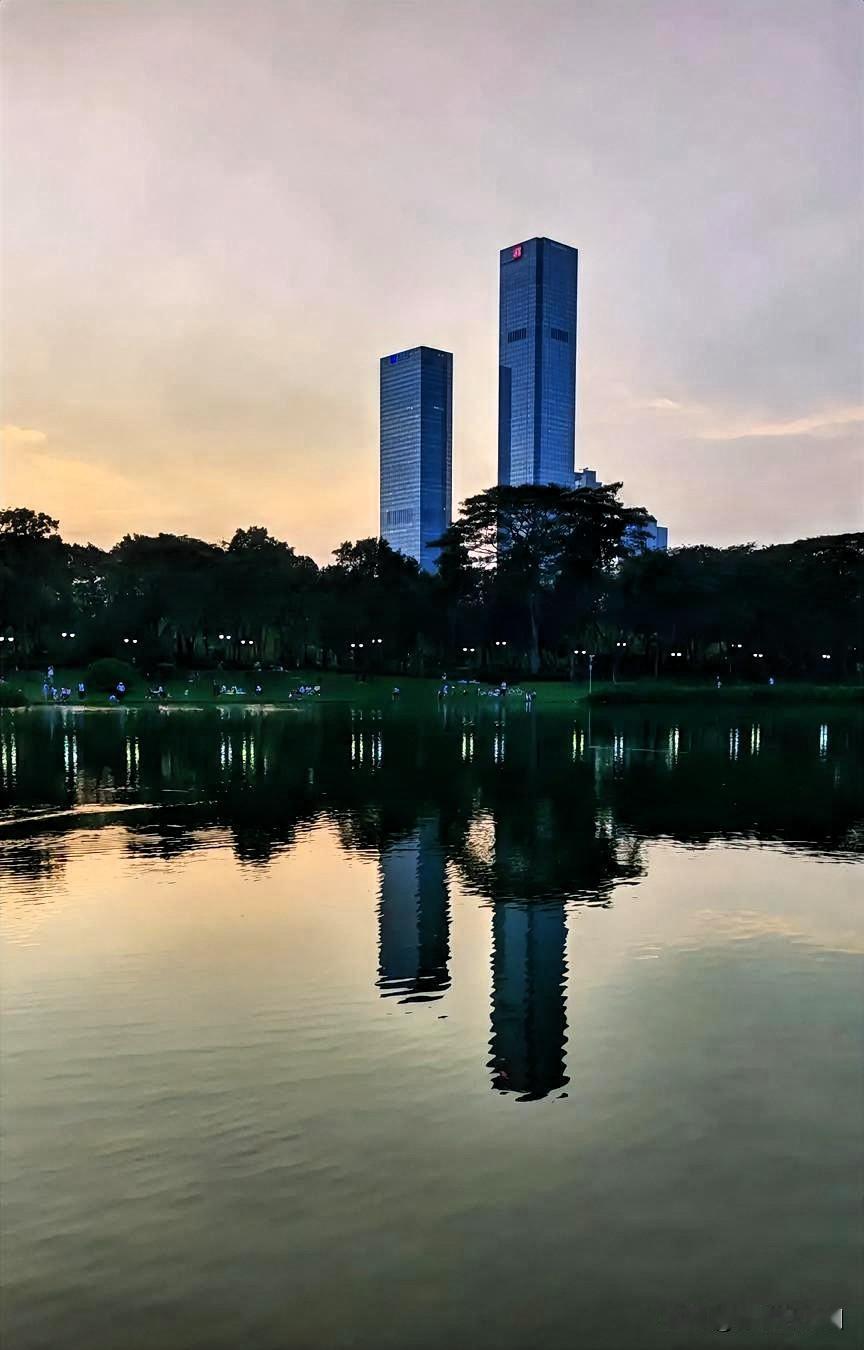 春日落日余晖倒映在湖中，

显得是那么的美好安逸。

忽然间发现，

前面两栋大