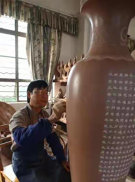 难怪部分美术作品胆子这么大，拿公共平台肆意扭曲先烈形象，背后的圈层利益逻辑值得警