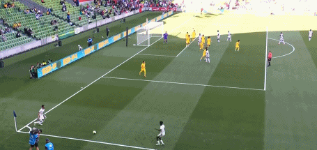 国足两球落后喀麦隆国足9分钟连丢2球 比赛进行到9分钟，国足再丢一球，0-2落后