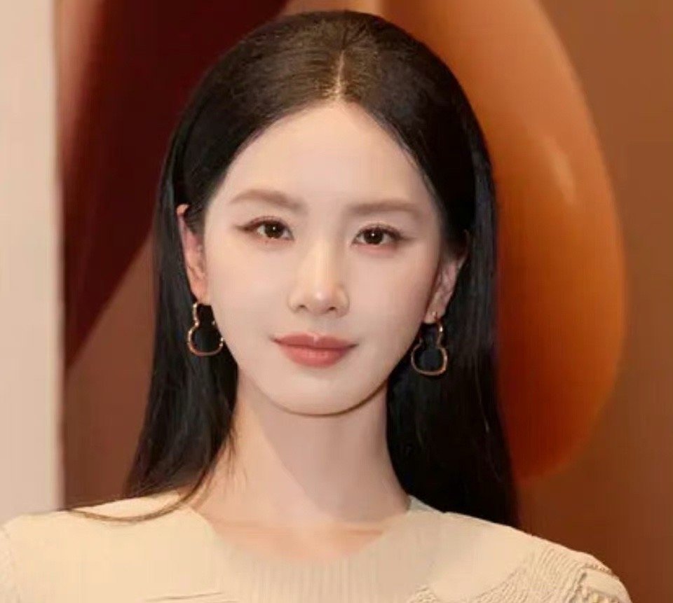 刘诗诗这妆是复刻的赵露思的吗？ ​​​