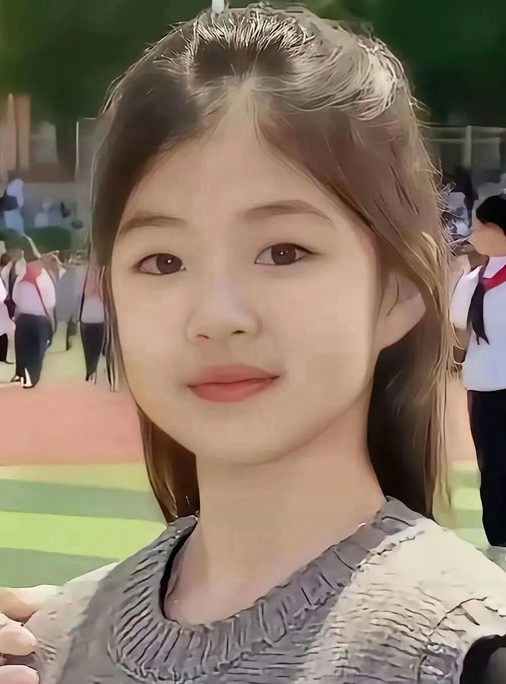 章子怡女儿醒醒已经十岁了，有妈妈的大气感了。 