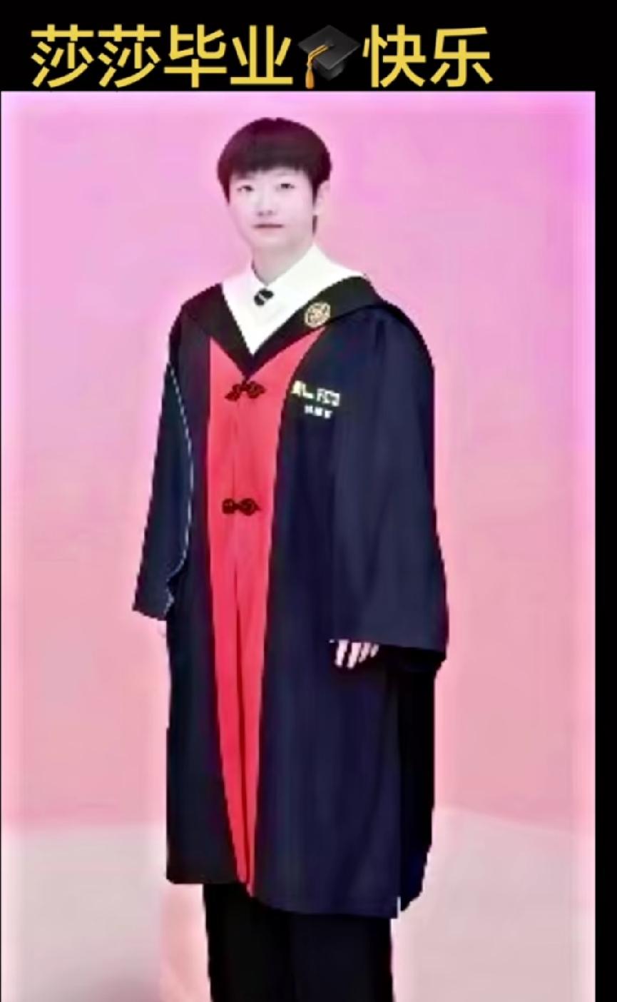 莎莎穿上这身毕业服真好看，温文尔雅，我们小莎也是多面手，可飒可萌可端庄大气[比心