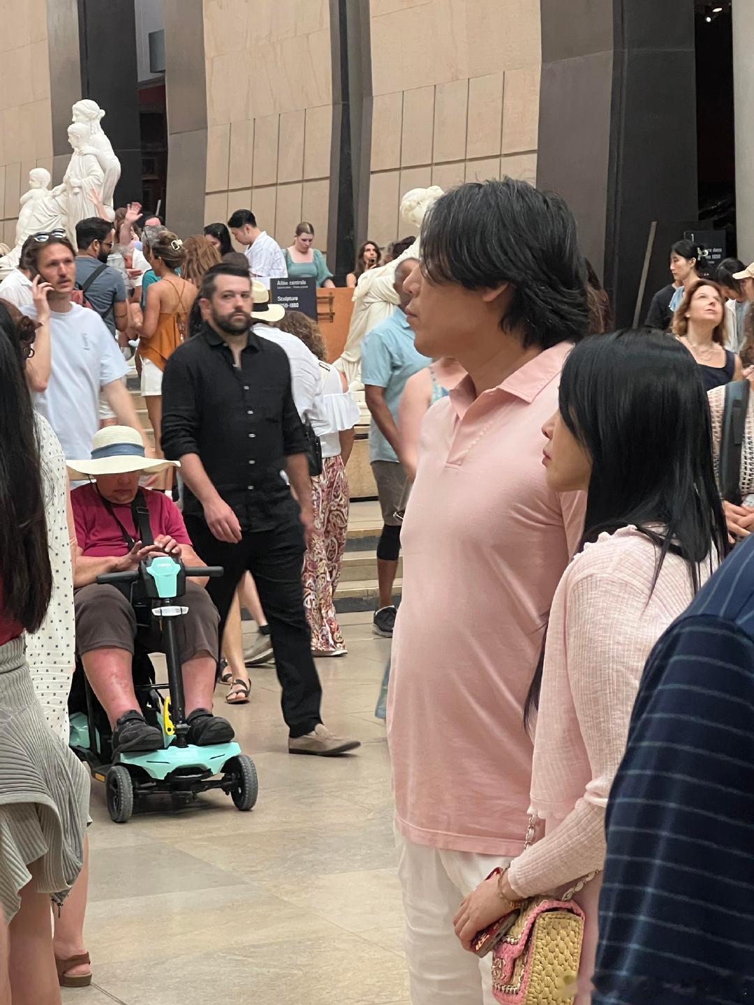 秦昊减肥反弹了好多秦昊伊能静国外度假被偶遇，在奥赛博物馆里，伊能静少女感十足，秦