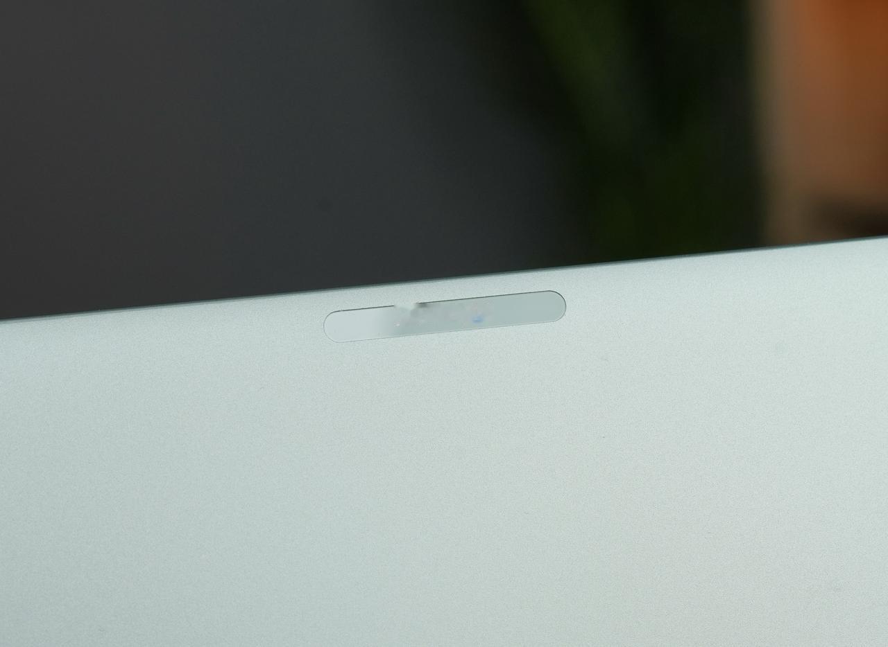 华为这设计太细节了，在笔记本A面印上了Harmony OS的标识，键盘上也贴上了