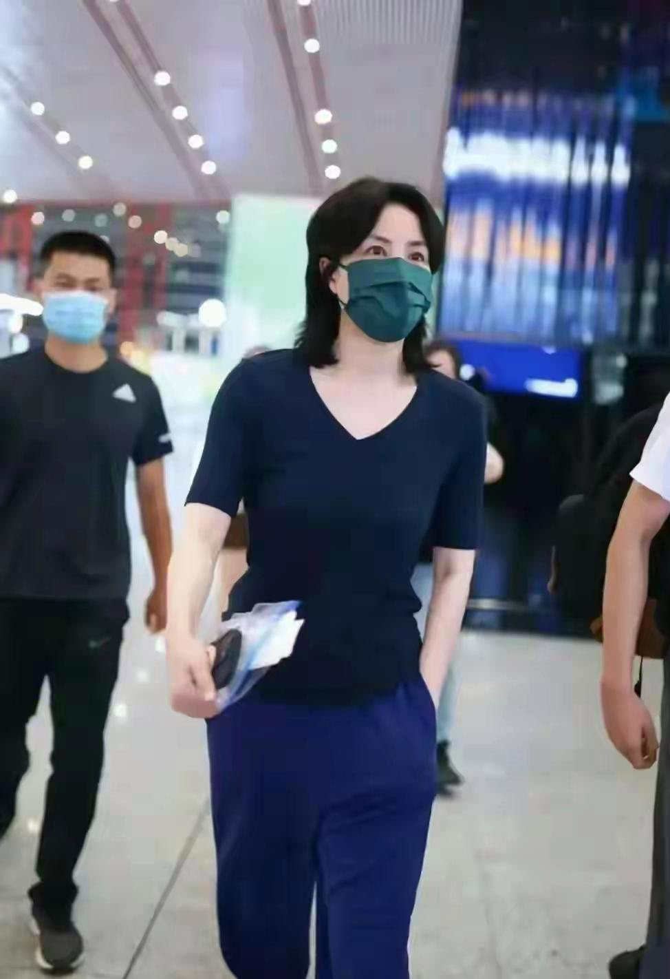 王菲现实长什么样？路人镜头才是照妖镜，突然理解谢霆锋的专一了 ​​​