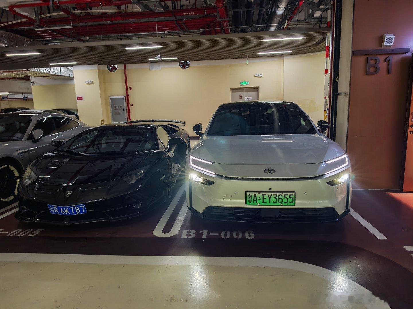 我就奇怪怎么电梯口会有个空位，原来是一个停进去开不了门的尴尬车位，幸亏有离车泊入