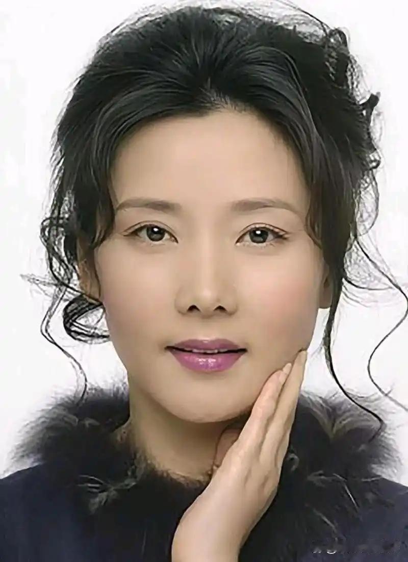 何赛飞是一位演技精湛、极具感染力的优秀演员。

她塑造的角色类型丰富多样，且都令