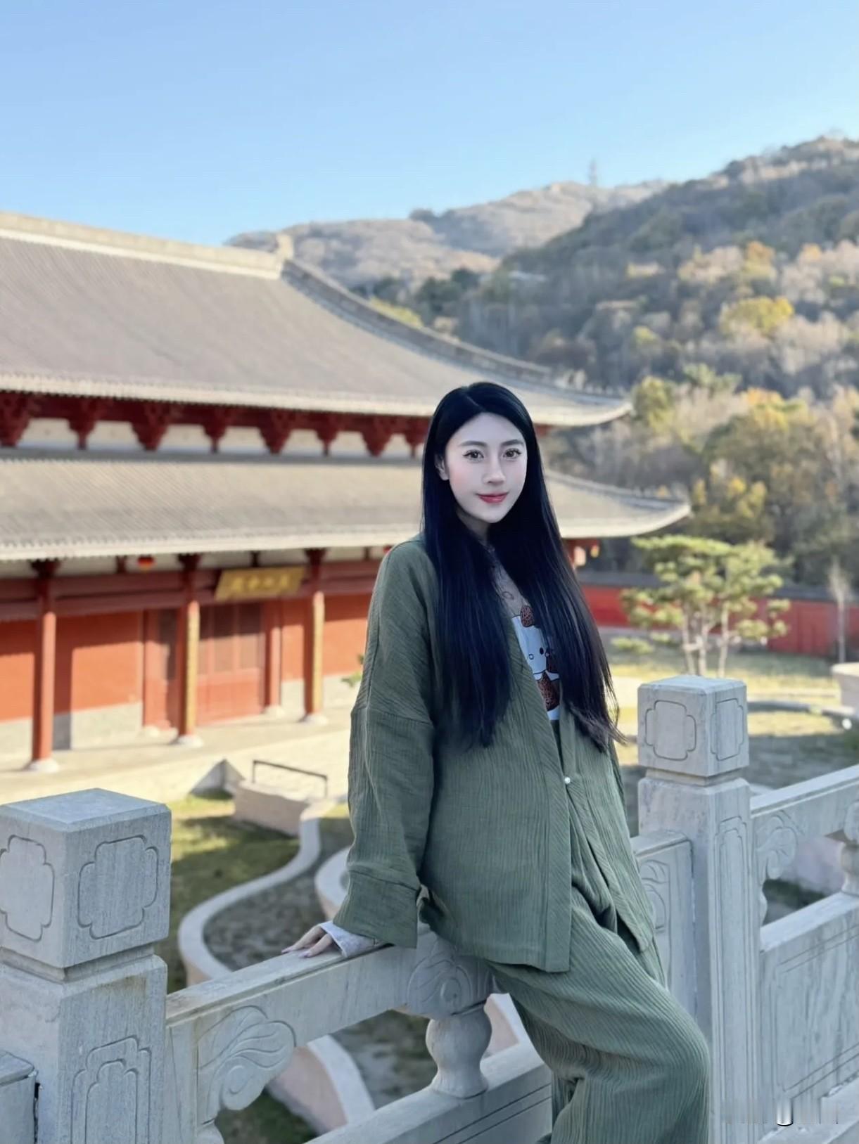 什么样的女人算自然美眼睛清澈明亮，没有美瞳等过度修饰。