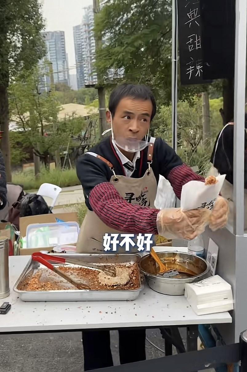 洪剑涛偶遇鸡排哥，获赠鸡排哥鸡排品尝，不得不说鸡排哥的鸡排卖的真火，排队都排那么