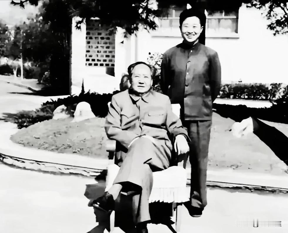 这才是毛主席老人家真实照片，后面那一位有认识的吗？是不是李银桥呢？还是毛主席专用