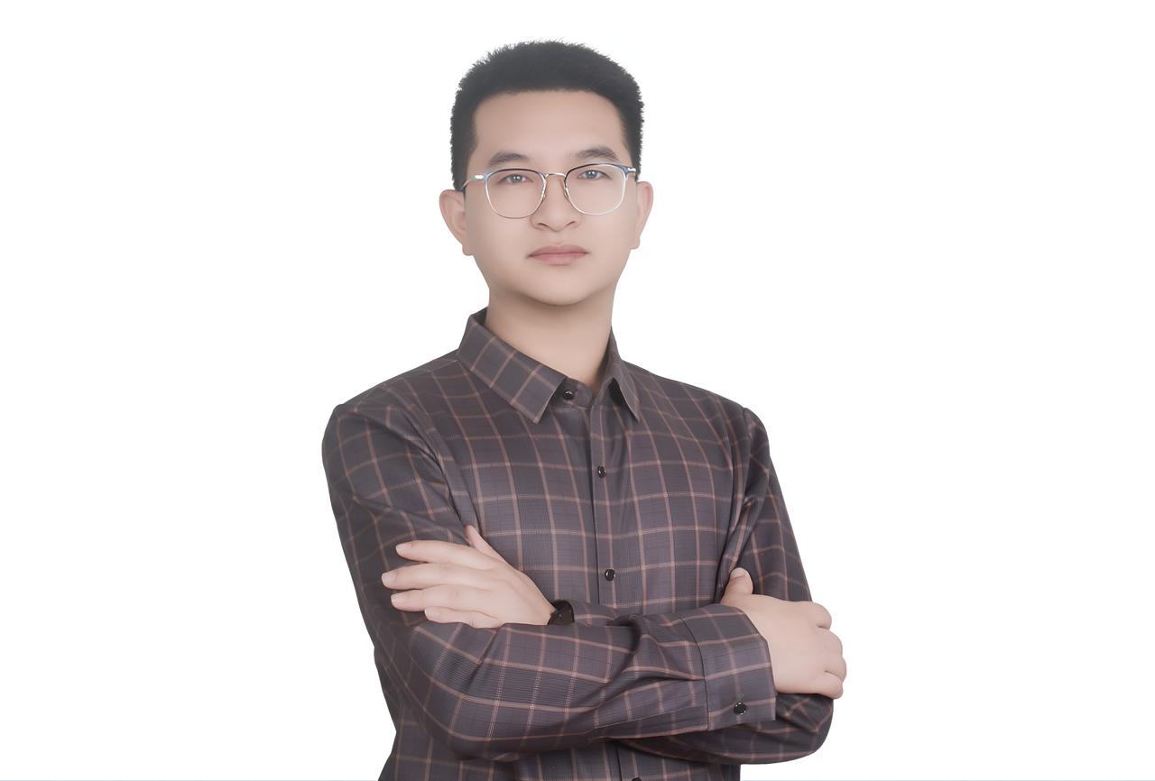 每天握住同样的笔，
在同样的格子里行走。
字迹时而歪斜，
墨团时而晕开，
像蒙尘