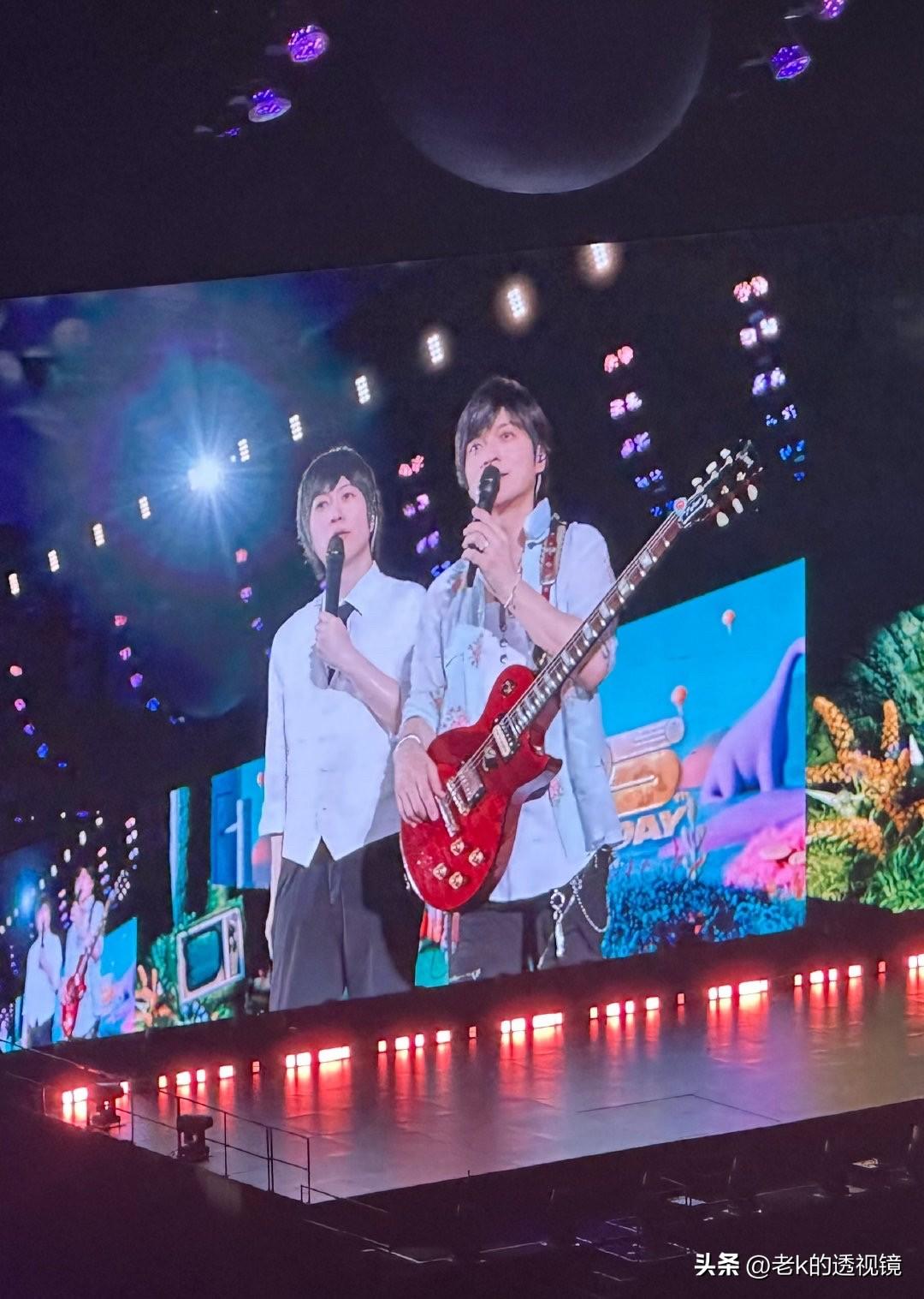 经常看到朋友去看五月天的演唱会
不止一人是挺多人的
也不是一年是连续好几年
五月