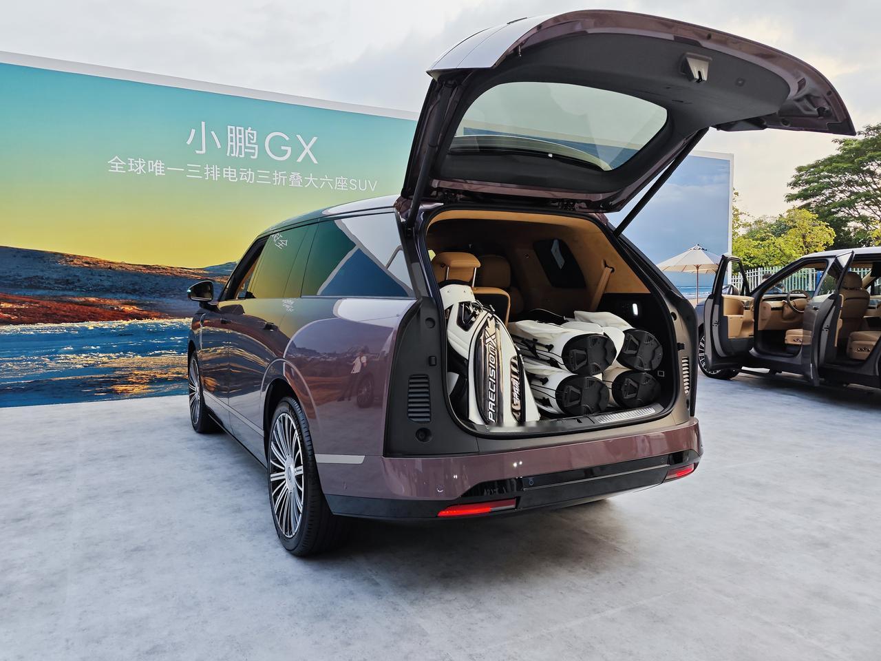 上一周，小鹏提前公布了小鹏GX所搭载的AI调光隐私玻璃，就在今晚，小鹏GX将全面