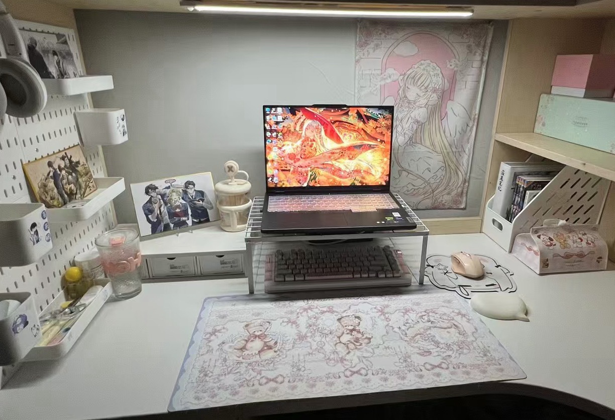 哈哈哈哈哈哈翻到了大一时候的书桌，是开广角拍的，现在丰富了200% ，有机会拍一