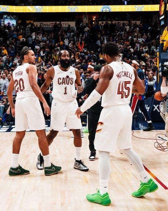 说实话，目前骑士这套阵容配置，甚至要比17-18赛季火箭的阵容还要好！
当时火箭